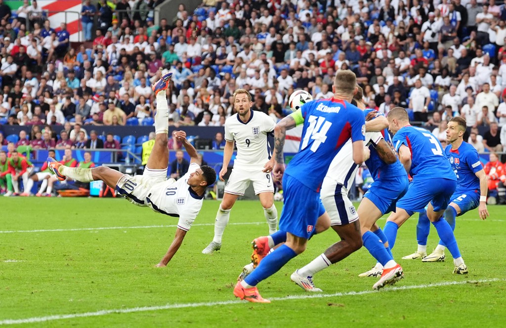 Bellingham tái hiện cú đá trên cao của Ronaldo giải cứu tuyển Anh ở phút 95