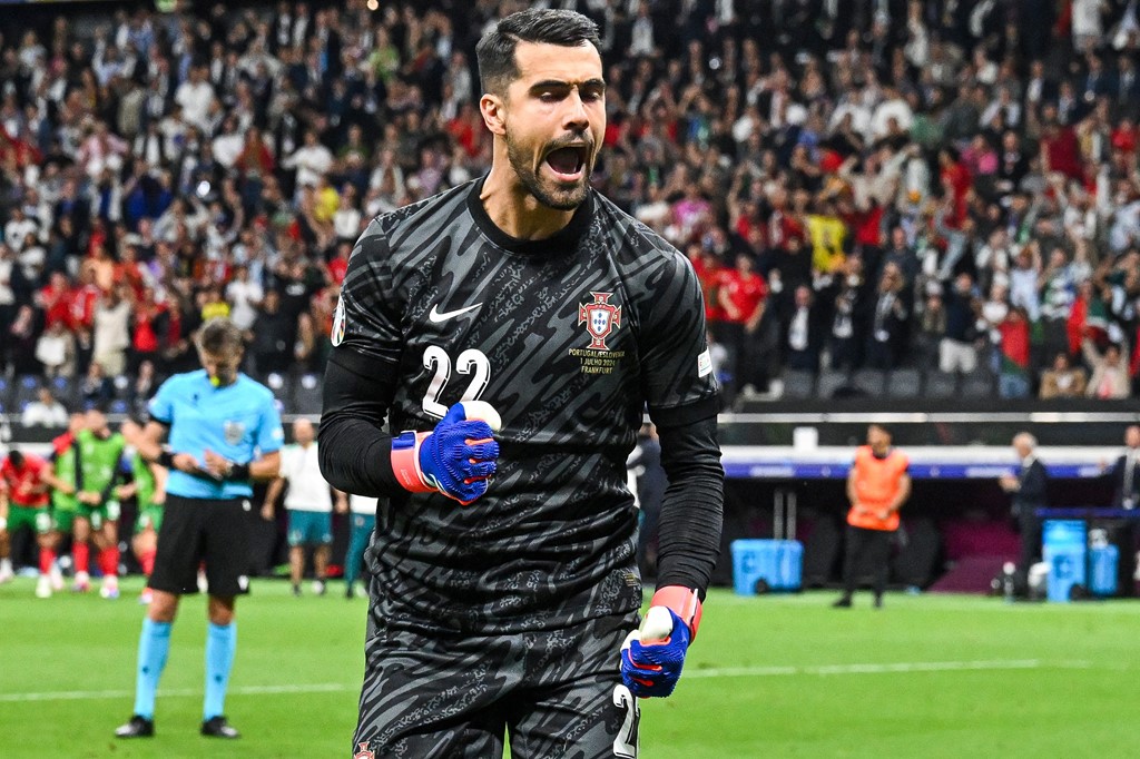 Người h&ugrave;ng Diogo Costa của Bồ Đ&agrave;o Nha 3 lần cản ph&aacute; phạt đền độc nhất v&ocirc; nhị