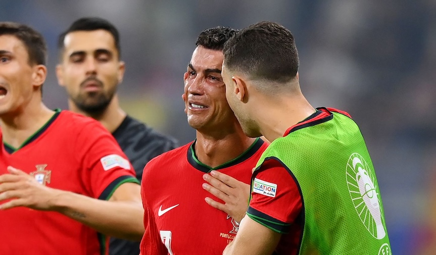 Nhìn thẳng vào sự thật, truyền thông Bồ Đào Nha yêu cầu Ronaldo lên ghế dự bị