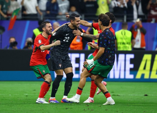 Roberto Martinez bênh vực Ronaldo, nói về "con bài tủ" bất ngờ của Bồ Đào Nha