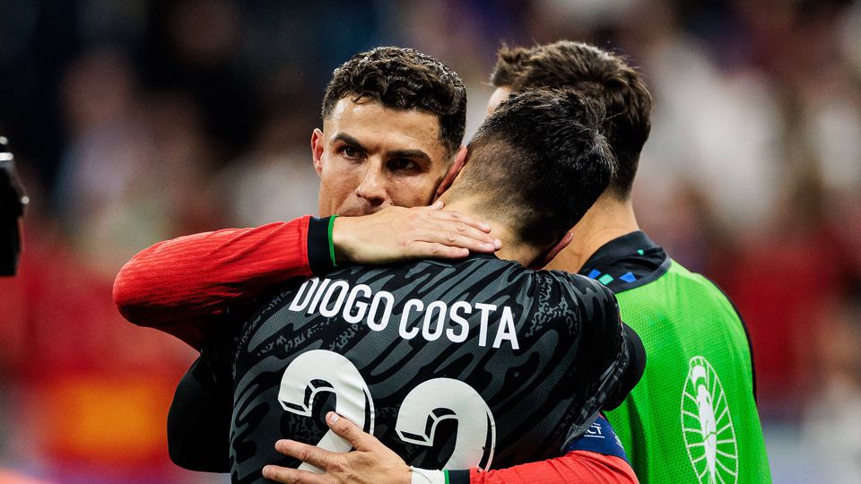 Ronaldo bật khóc, lên tiếng bào chữa cho pha đá hỏng phạt đền ở Euro 2024