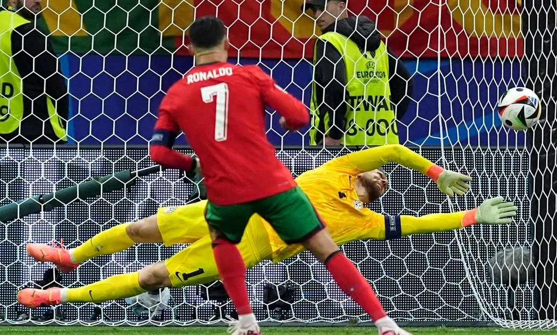 John Terry nổi cơn thịnh nộ vì Ronaldo bị chế giễu sau cú đá hỏng penalty