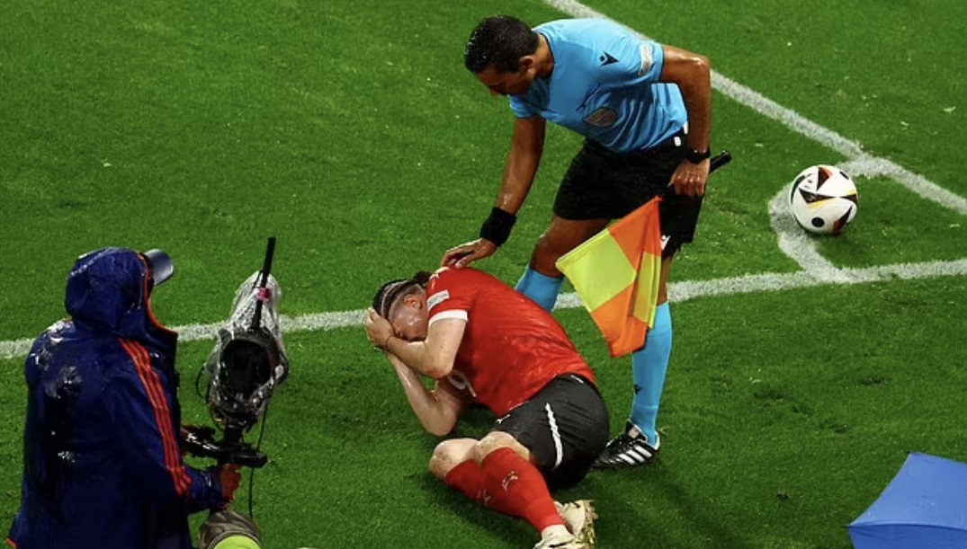 Thêm một hình ảnh xấu xí ở Euro 2024: Các CĐV liên tiếp ném vật thể lạ xuống sân