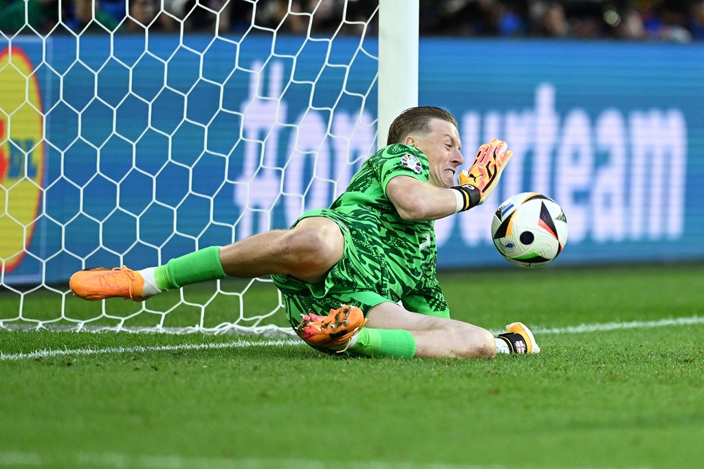 Vũ khí bí mật của Pickford để cản phá phạt đền nằm trên... chai nước Vũ khí bí mật của Pickford để cản phá phạt đền nằm trên... chai nước
