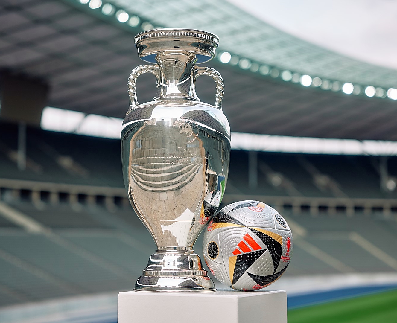 Bán kết và chung kết Euro 2024 sẽ xuất hiện quả bóng Fussballliebe "thông minh chưa từng thấy"
