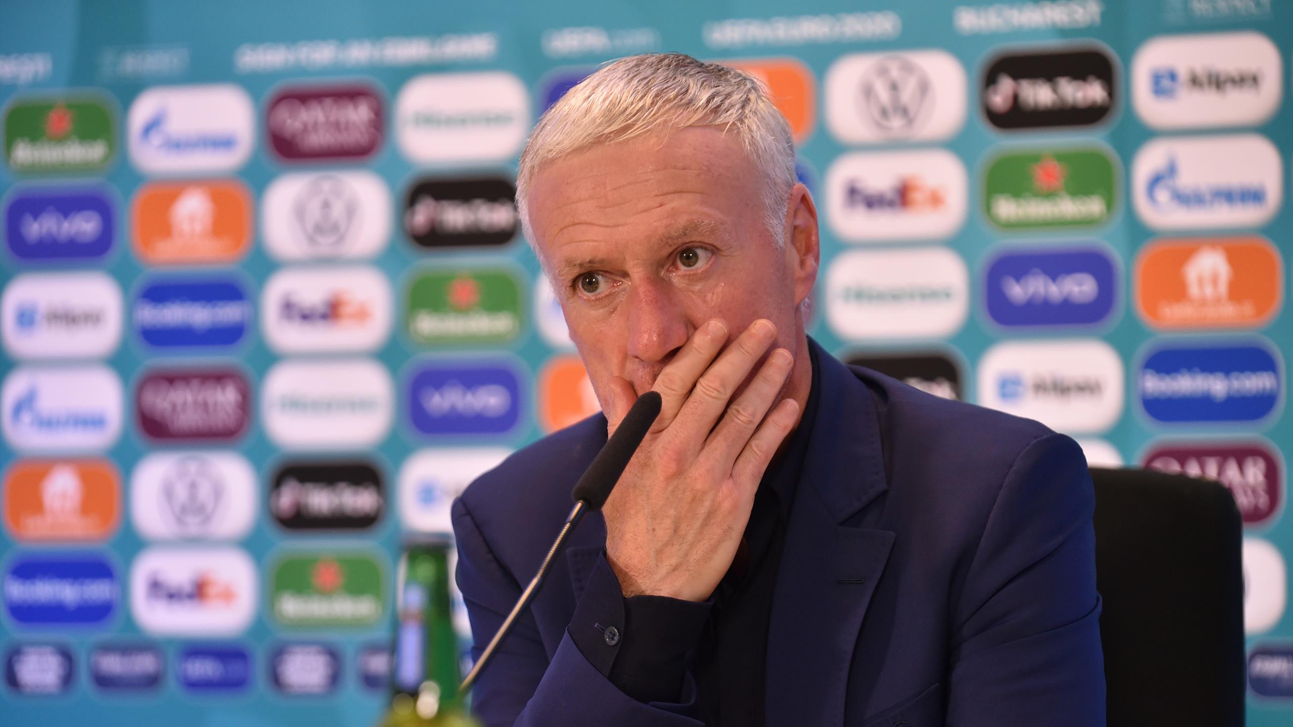 HLV Didier Deschamps "đuổi khán giả", kiên quyết bảo vệ Mbappe dù thông số đáng buồn