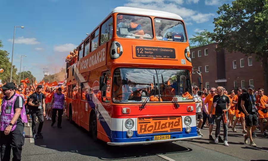 Chiếc xe bus 44 tuổi dẫn đầu cuộc hành quân của hàng vạn CĐV Hà Lan tới Bán kết EURO