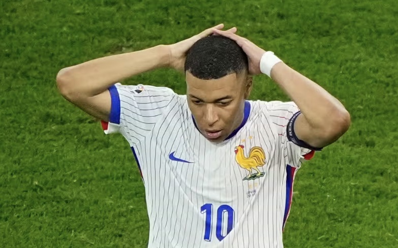 Mbappe cạn hy vọng giành Quả bóng Vàng, bị mỉa mai so sánh với Ronaldo, Messi