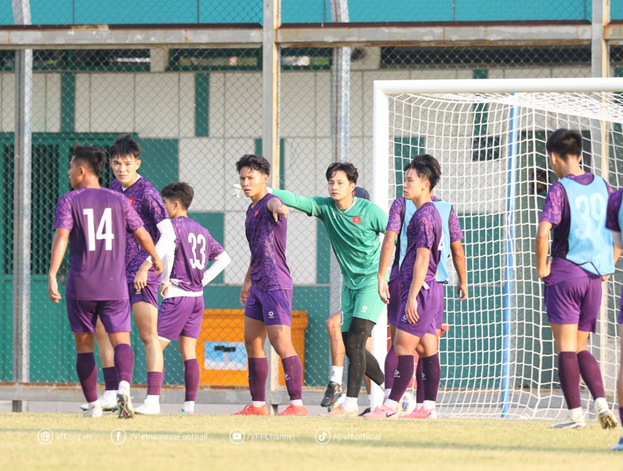 U19 Việt Nam động viên nhau, quyết tâm thắng U19 Lào