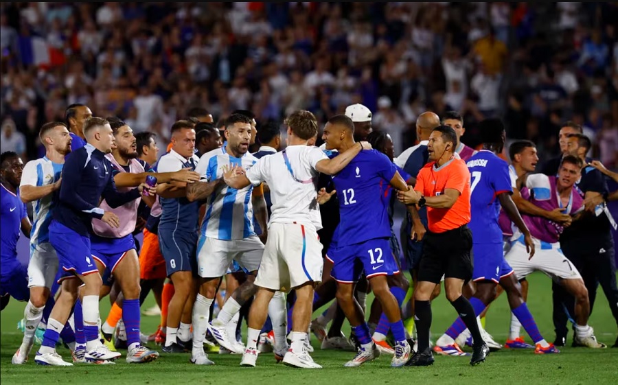 Ẩu đả giữa cầu thủ Argentina và Pháp sau khi kết thúc trận tứ kết Olympic Ẩu đả giữa cầu thủ Argentina và Pháp sau khi kết thúc trận tứ kết Olympic