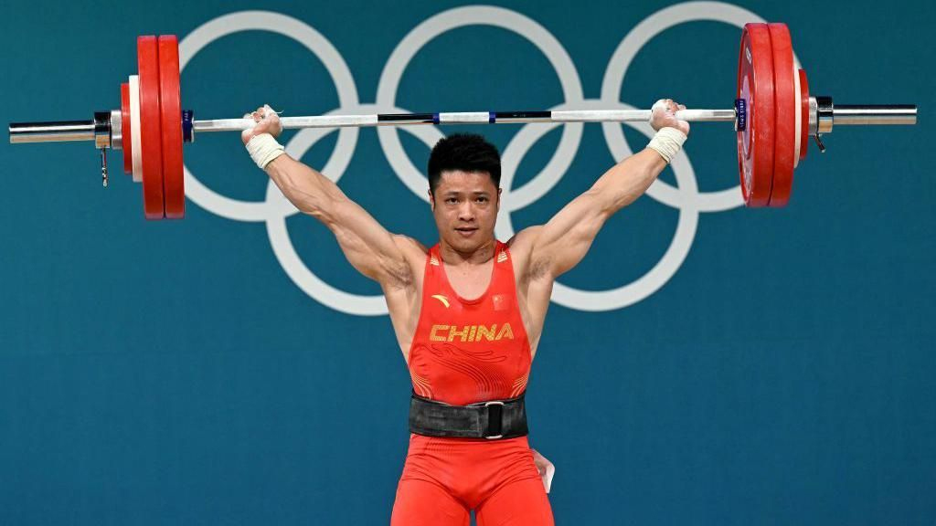 Dị nhân nâng tạ 1 chân Li Fabin bảo vệ thành công HCV Olympic, phá kỷ lục cử giật Thế vận hội