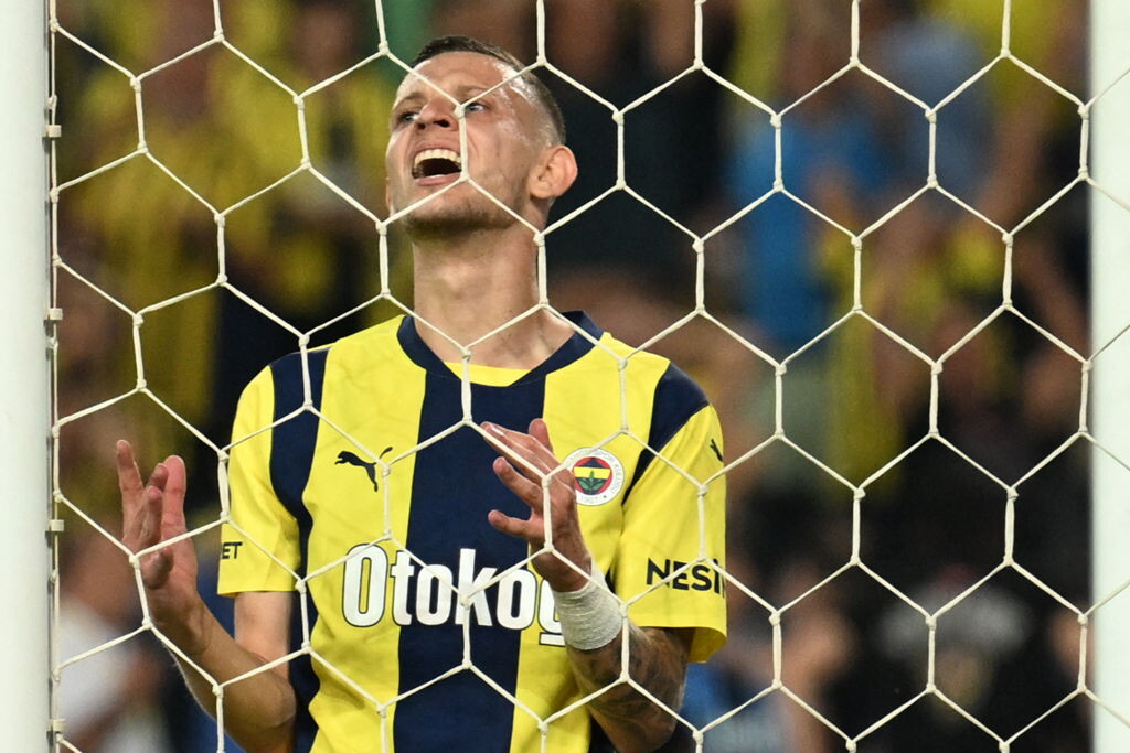 Fenerbahce của Mourinho bị loại khỏi Champions League theo cách đau đớn