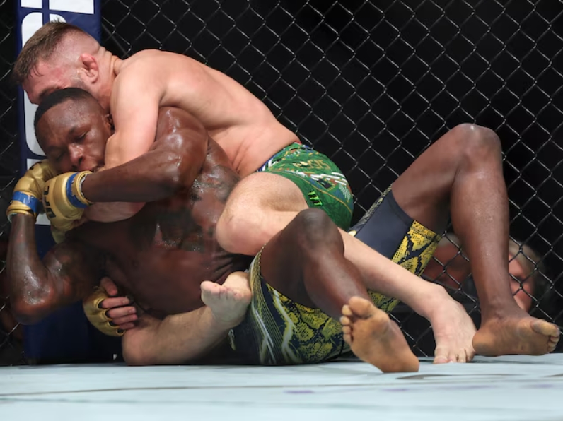 Israel Adesanya tán thưởng Dricus Du Plessis, nhắc lại sai lầm chí tử