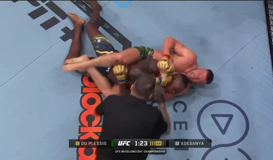 UFC 305: Dricus Du Plessis lật ngược thế cờ, đánh bại Israel Adesanya bằng đòn siết cổ