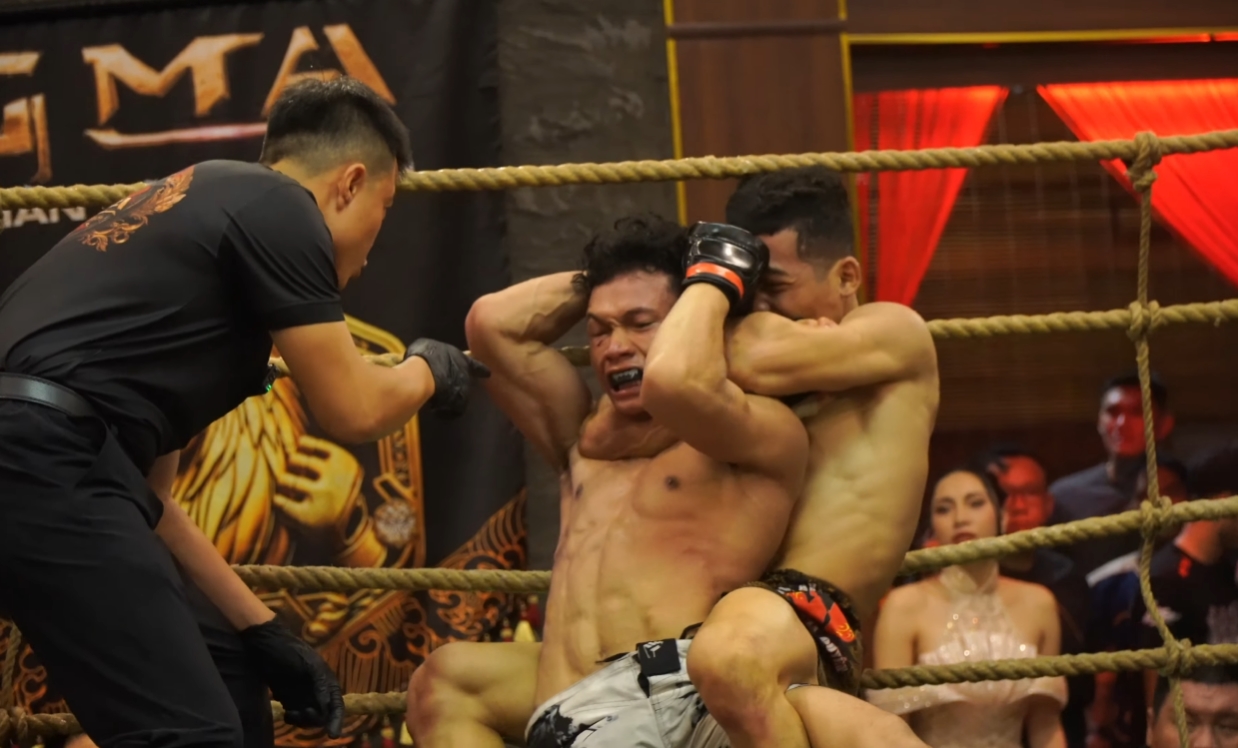 Học trò Duy Nhất tung đòn siết hiểm, tiến vào bán kết giải MMA Thần Võ Việt Nam
