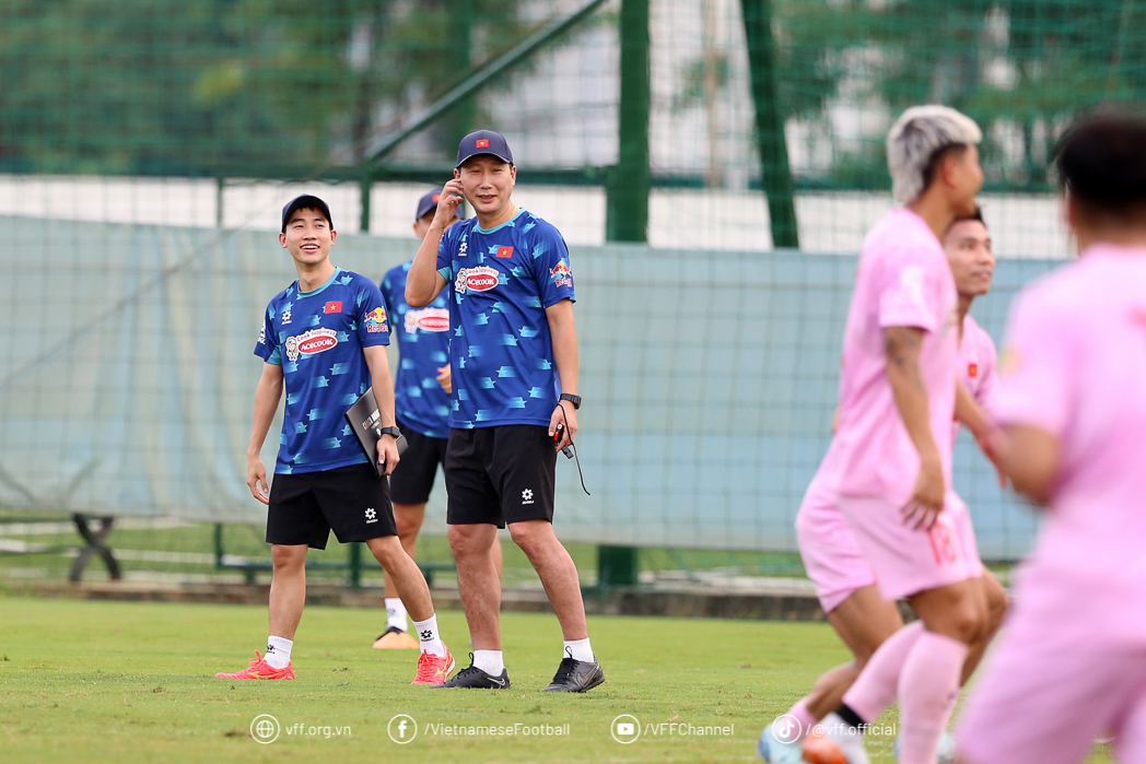 Tuyển Việt Nam hoàn thiện nhanh nhất đấu pháp của HLV Kim Sang Sik Tuyển Việt Nam hoàn thiện nhanh nhất đấu pháp của HLV Kim Sang Sik