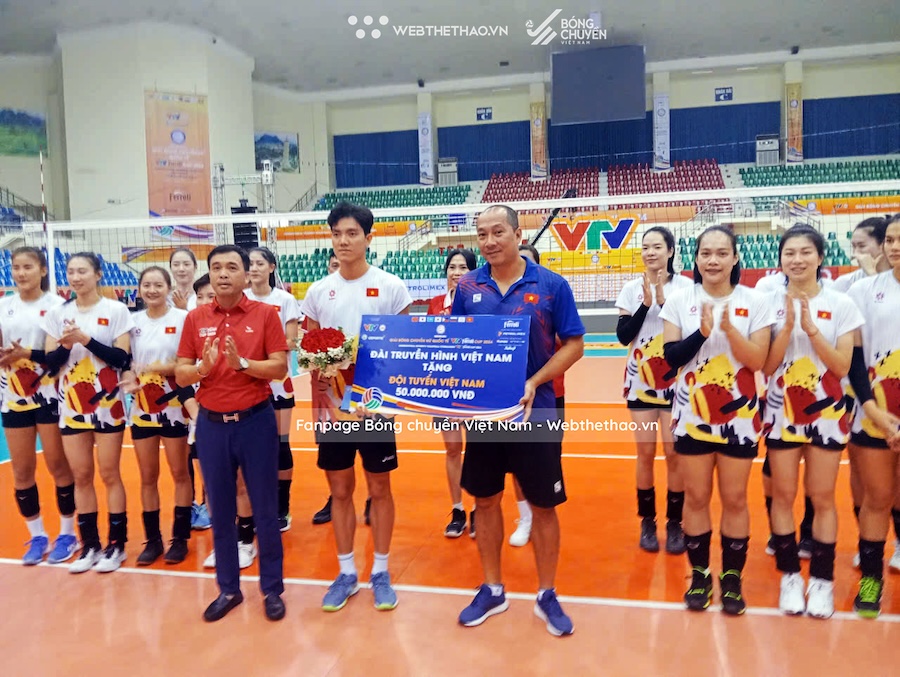 Đại thắng đối thủ tới từ Trung Quốc, đội tuyển bóng chuyền nữ Việt Nam nhận thưởng nóng