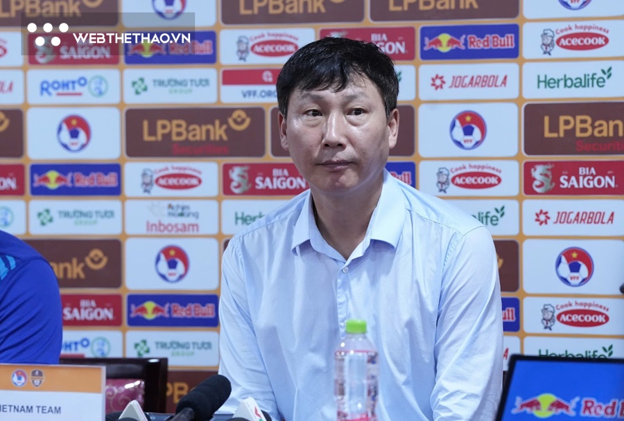 HLV Kim Sang Sik n&oacute;i v&ecirc;̀ sự th&acirc;̣t phũ ph&agrave;ng sau th&acirc;́t bại trước Th&aacute;i Lan