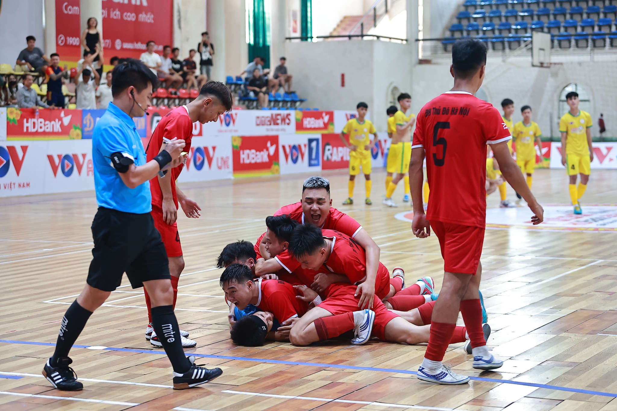 Kịch tính tứ kết giải Futsal HDBank Sinh viên Khu vực Hà Nội 2024