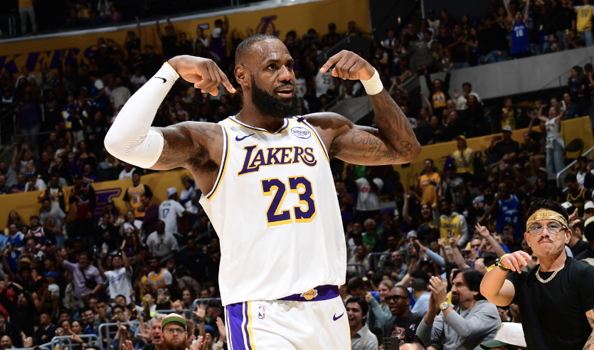 LeBron James có triple-double, Anthony Davis ném game-winner giúp Lakers nối dài mạch bất bại