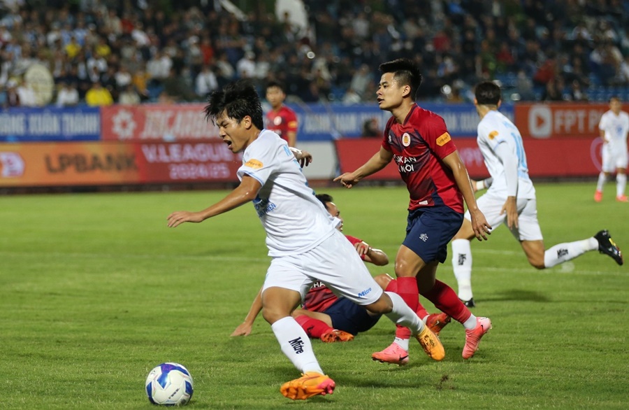 “Cơn mưa” thẻ ở thất bại đậm nhất của ĐKVĐ Nam Định tại V.League