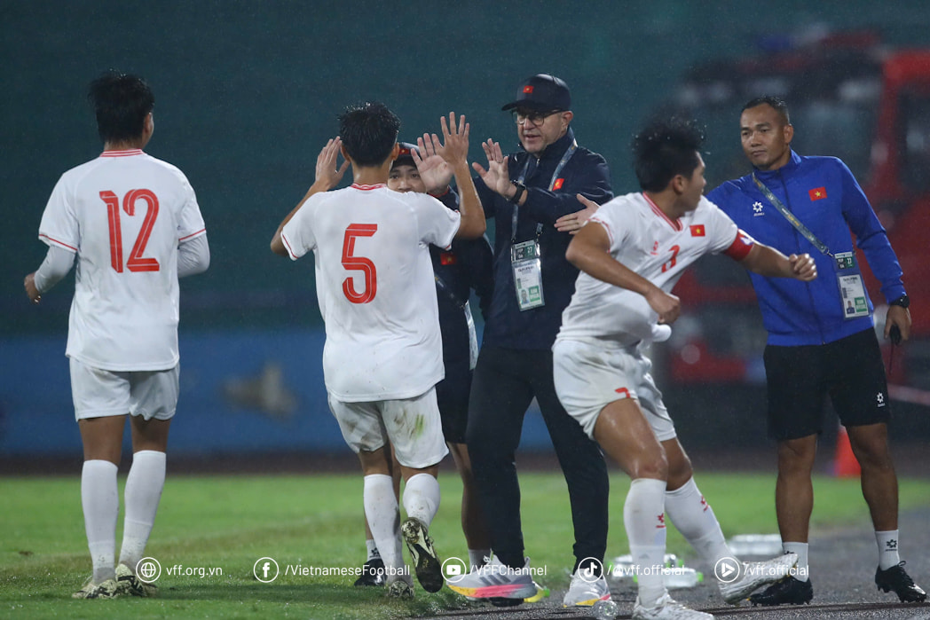 U17 Việt Nam đổi vận: Trọng trách của đàn ông…