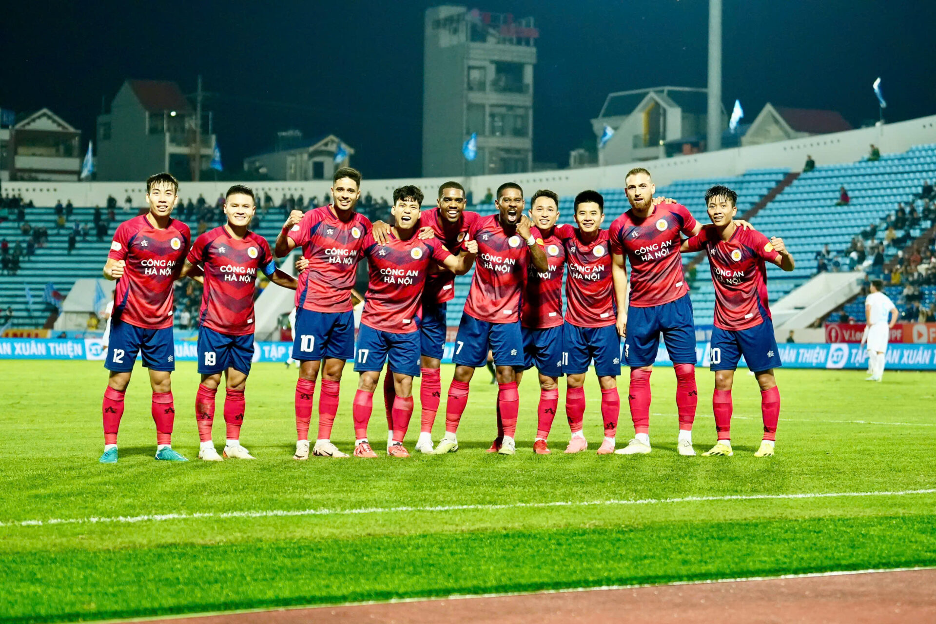 CAHN leo lên đỉnh bảng, đẩy Đà Nẵng xuống đáy V.League CAHN leo lên đỉnh bảng, đẩy Đà Nẵng xuống đáy V.League