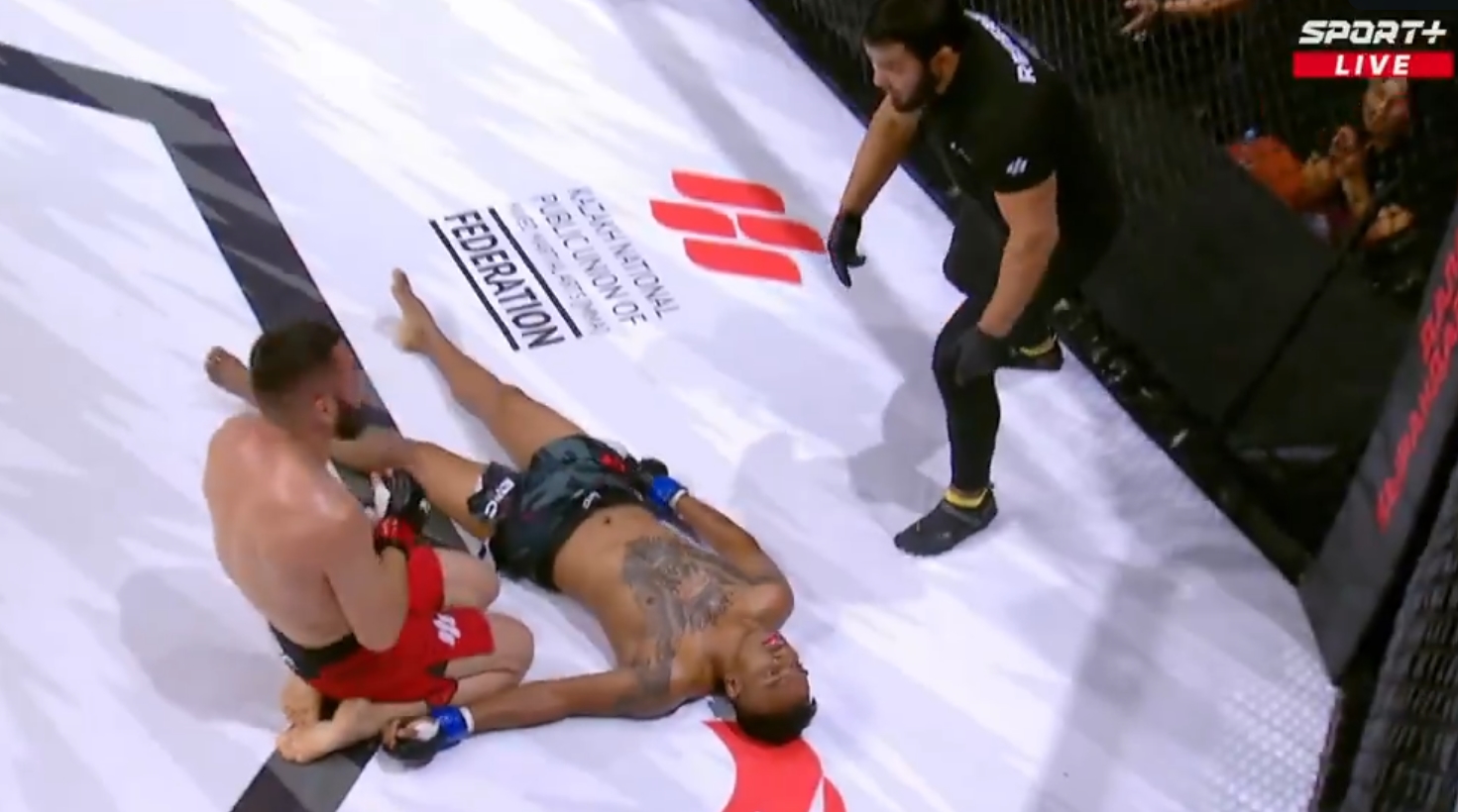Trọng tài MMA tệ nhất: Võ sĩ bất tỉnh vẫn bắt đối thủ đánh?