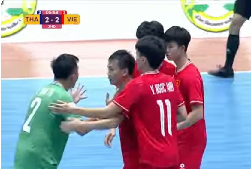 Công Viên ghi 2 bàn trong 1 phút, futsal Việt Nam thắng sốc trước Thái Lan