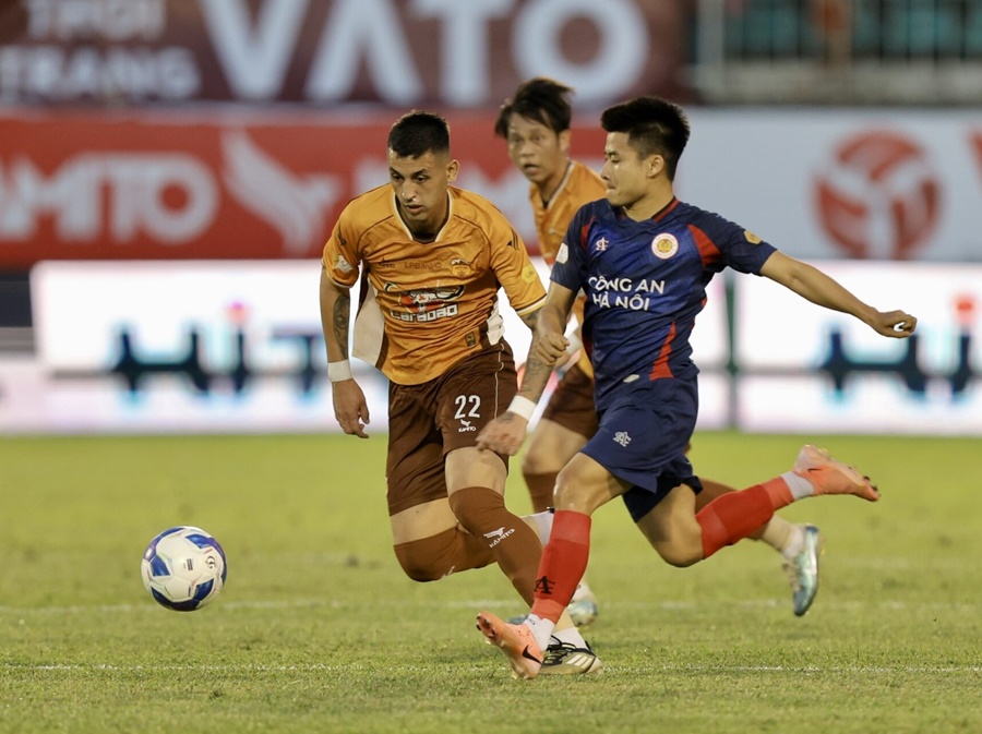 Cho&aacute;ng với 10 c&acirc;̀u thủ bị treo gi&ograve; ở V.League: HAGL hưởng lợi?