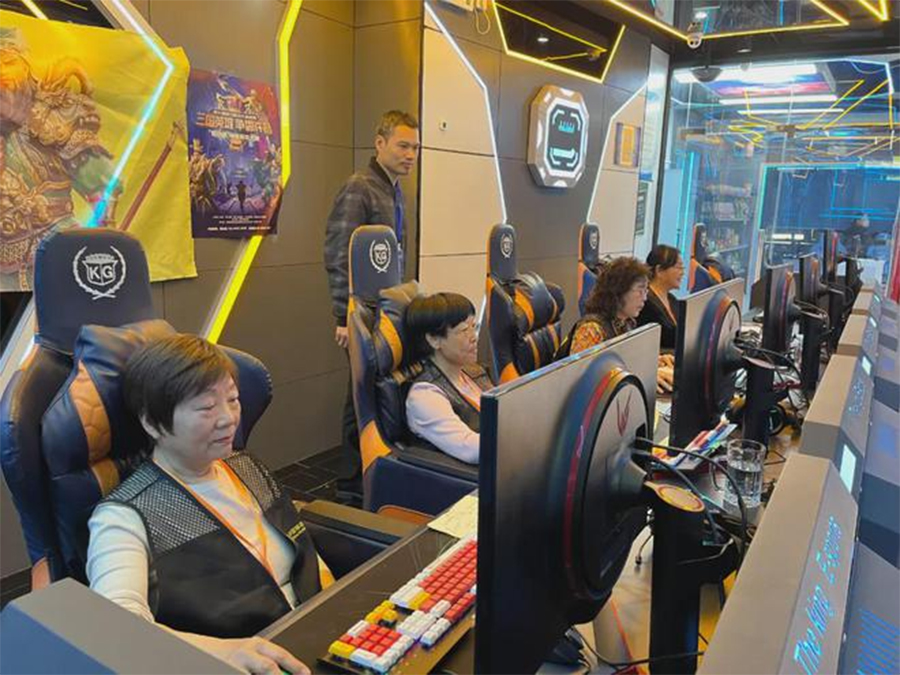 Bà cụ U70 thi đấu Esports, chơi game để tìm niềm vui trong cuộc sống