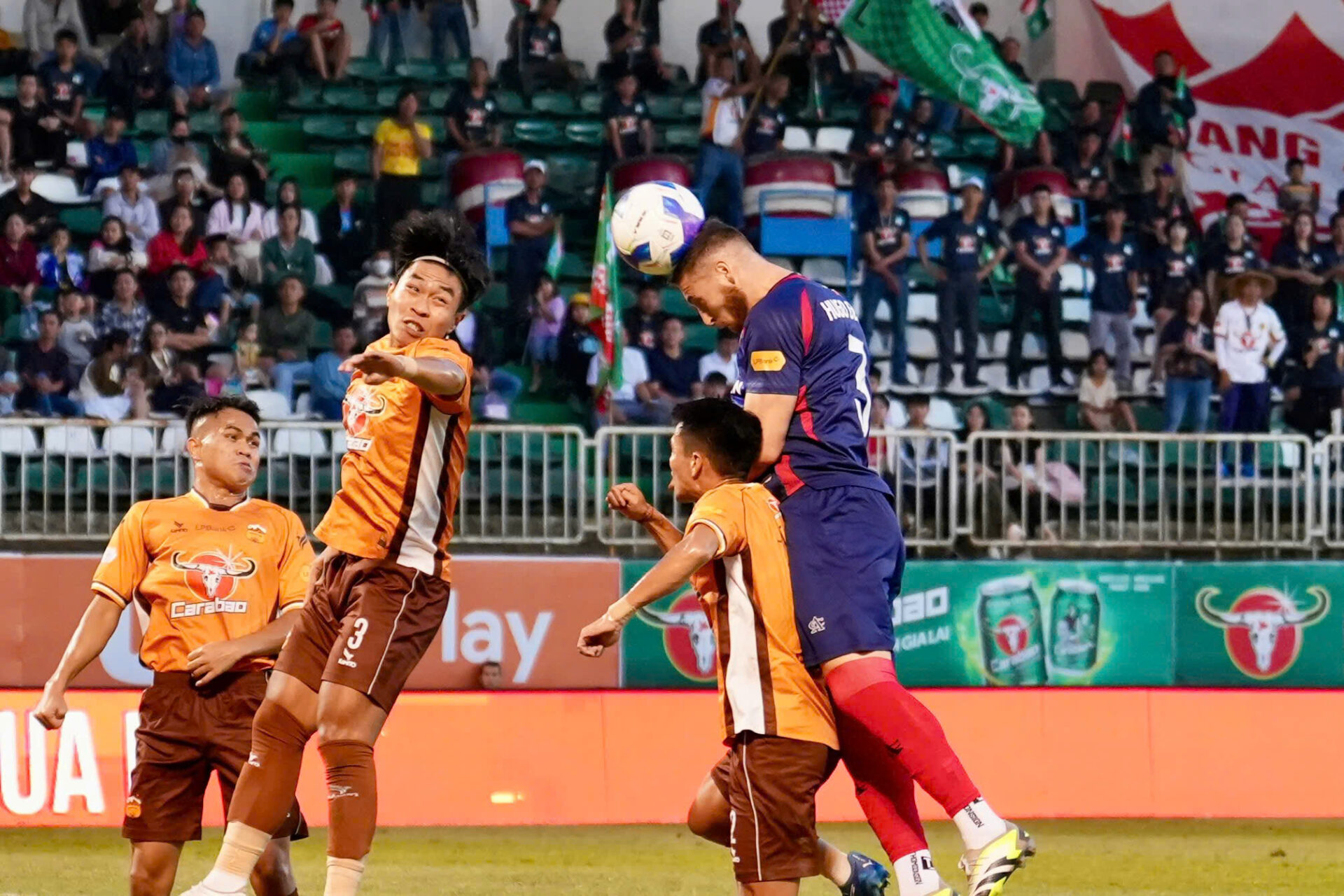 HAGL nh&acirc;̣n án phạt vì đá x&acirc;́u