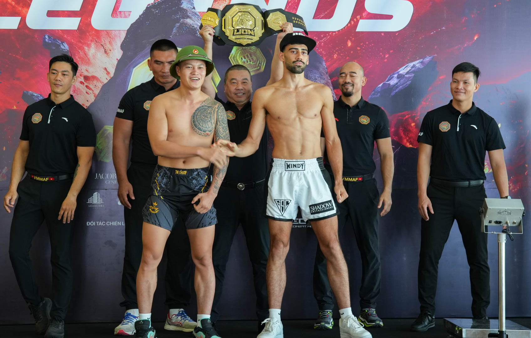 Muay Th&aacute;i vs. T&aacute;n Thủ: Đai v&ocirc; địch MMA LION Championship về tay ai?
