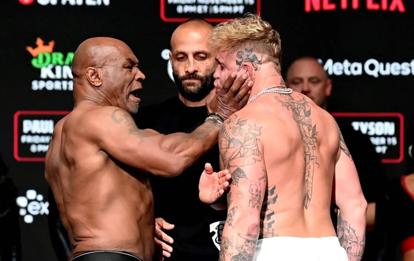 Mike Tyson thẳng tay tát Jake Paul: Lý do từ pha "lỡ chân"?