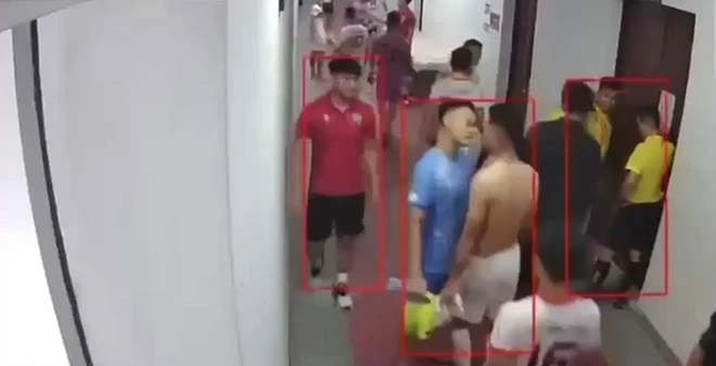 Video: Xuân Nam và Vũ Văn Sơn đánh nhau trong đường hầm khiến máu đổ đầy mặt Video: Xuân Nam và Vũ Văn Sơn đánh nhau trong đường hầm khiến máu đổ đầy mặt