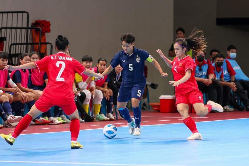 Việt Nam thảm bại trước Thái Lan, hẹn đòi nợ ở chung kết futsal nữ