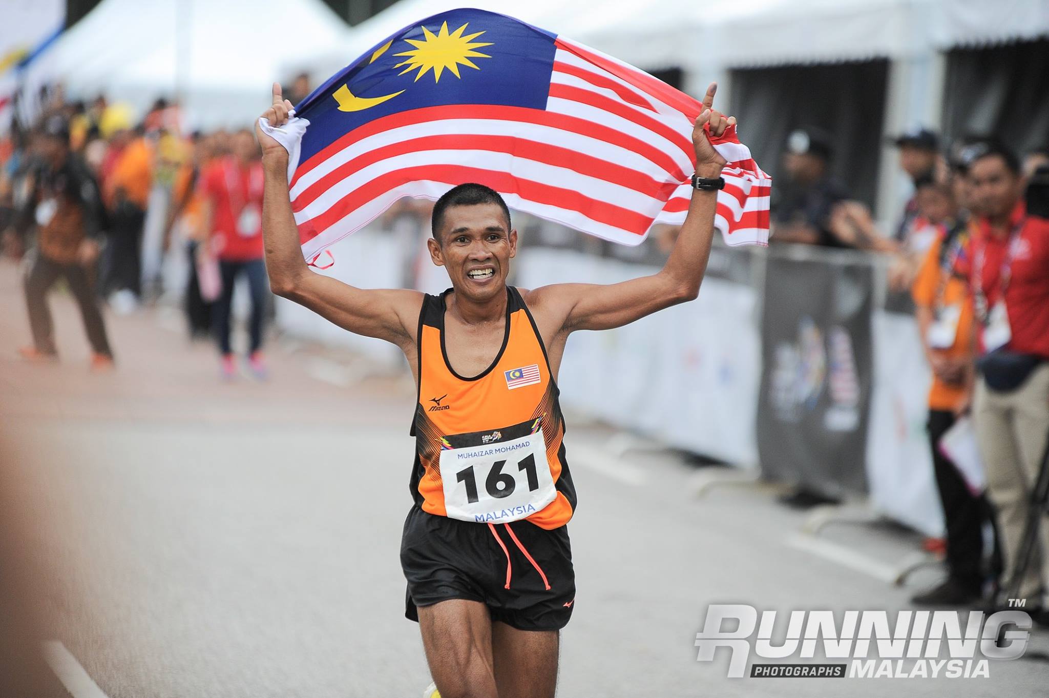 "Máy chạy không tuổi" Muhaizar Mohamad đấu kỷ lục gia Hoàng Nguyên Thanh tại Viettel Marathon 2024 chặng Hà Nội