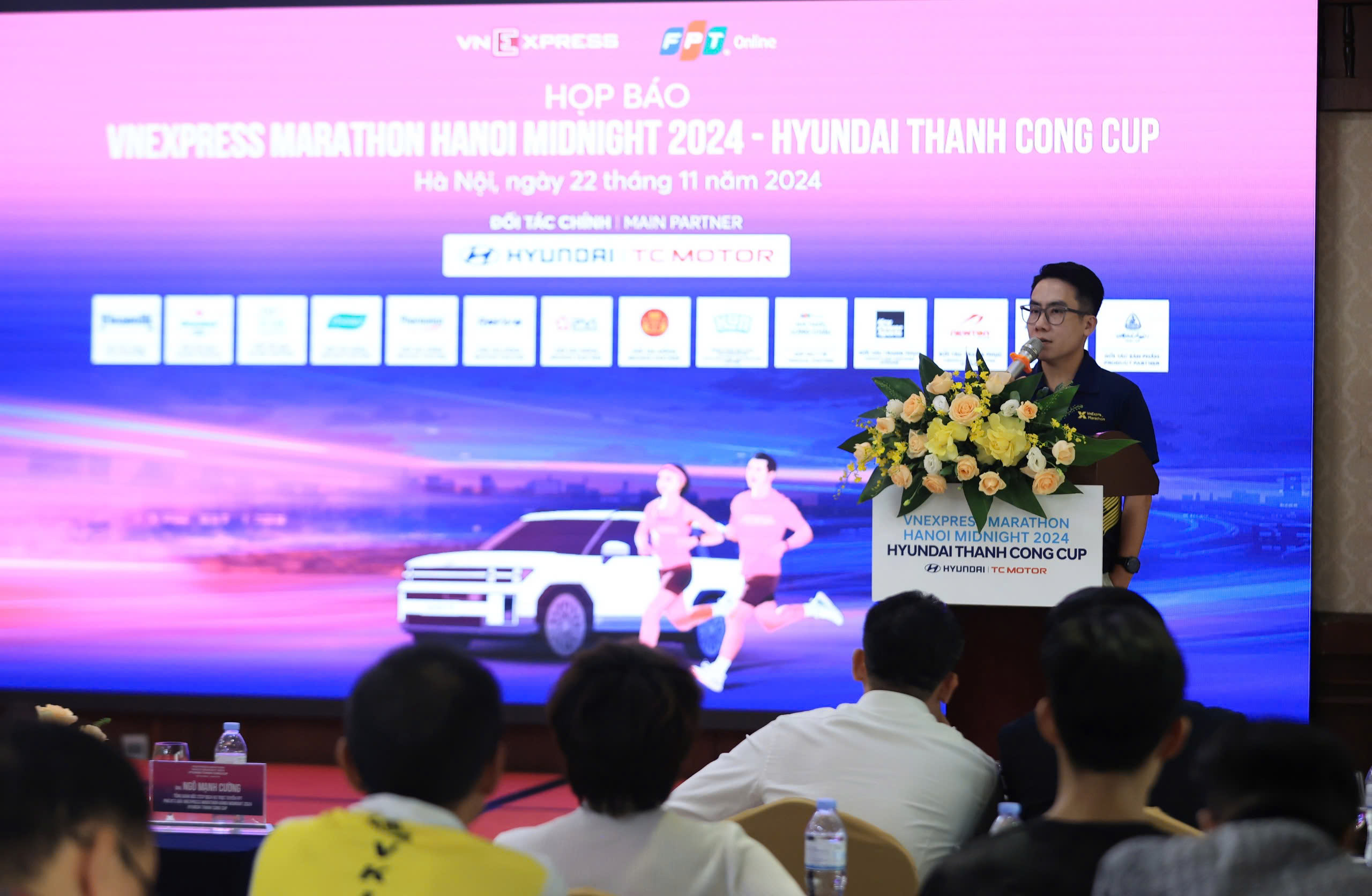10.000 VĐV tham gia giải chạy đêm VnExpress Marathon Ha Noi Midnight 2024