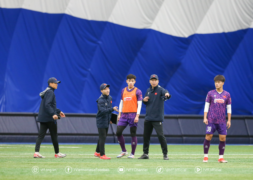 HLV Kim Sang Sik “mổ xẻ”, phân tích trước trận gặp Lào HLV Kim Sang Sik “mổ xẻ”, phân tích trước trận gặp Lào