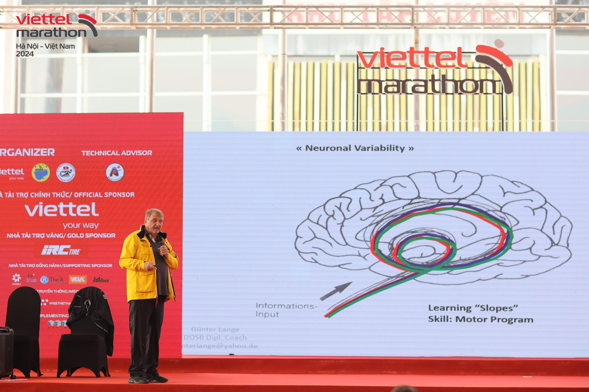Chuyên gia Karl Gunter Lange tặng “món quà kiến thức” đến runners Viettel Marathon 2024 Chuyên gia Karl Gunter Lange tặng “món quà kiến thức” đến runners Viettel Marathon 2024