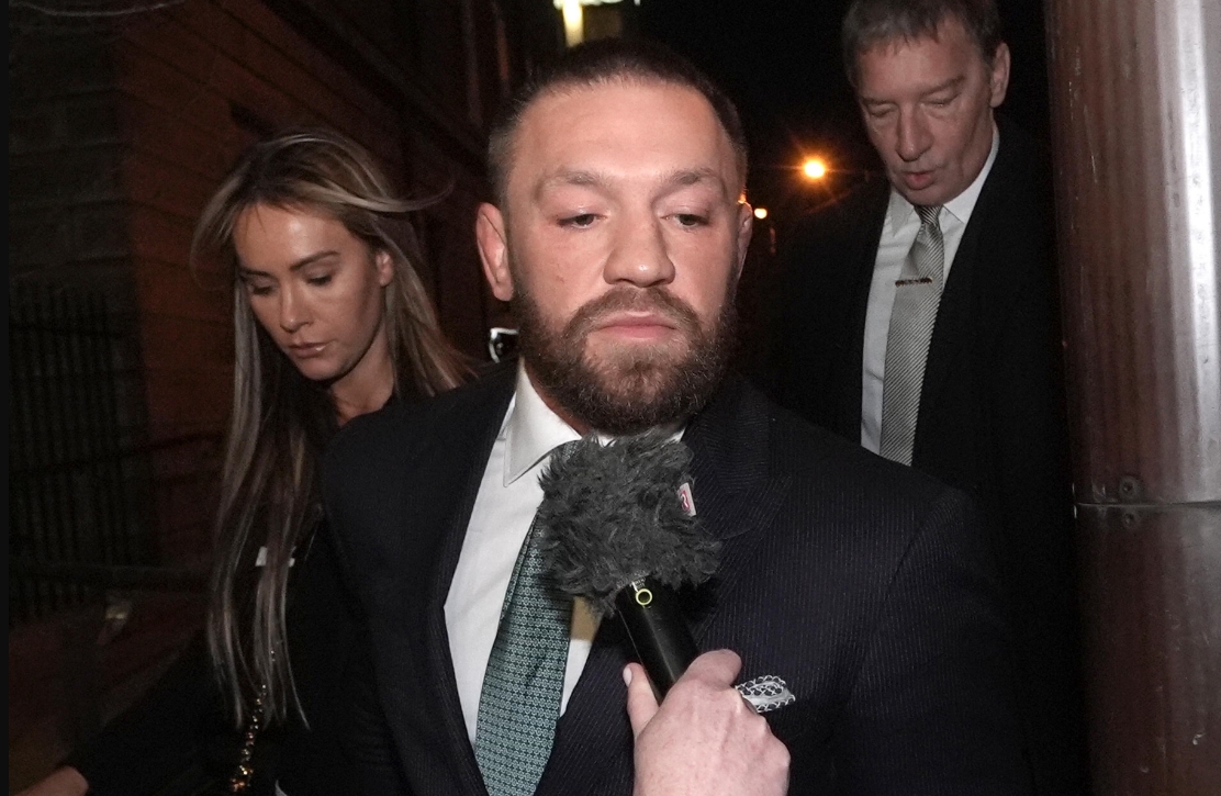 Vợ chưa cưới vẫn bảo vệ Conor McGregor sau vụ kiện cưỡng d&acirc;m