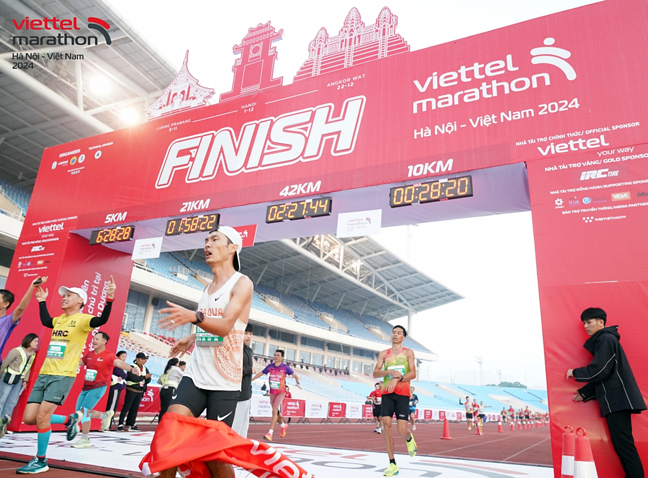 Hoàng Nguyên Thanh hẹn tái đấu Nguyễn Văn Lai sau "cuộc đua 1 giây kịch tính" ở Viettel Marathon 2024 chặng Việt Nam