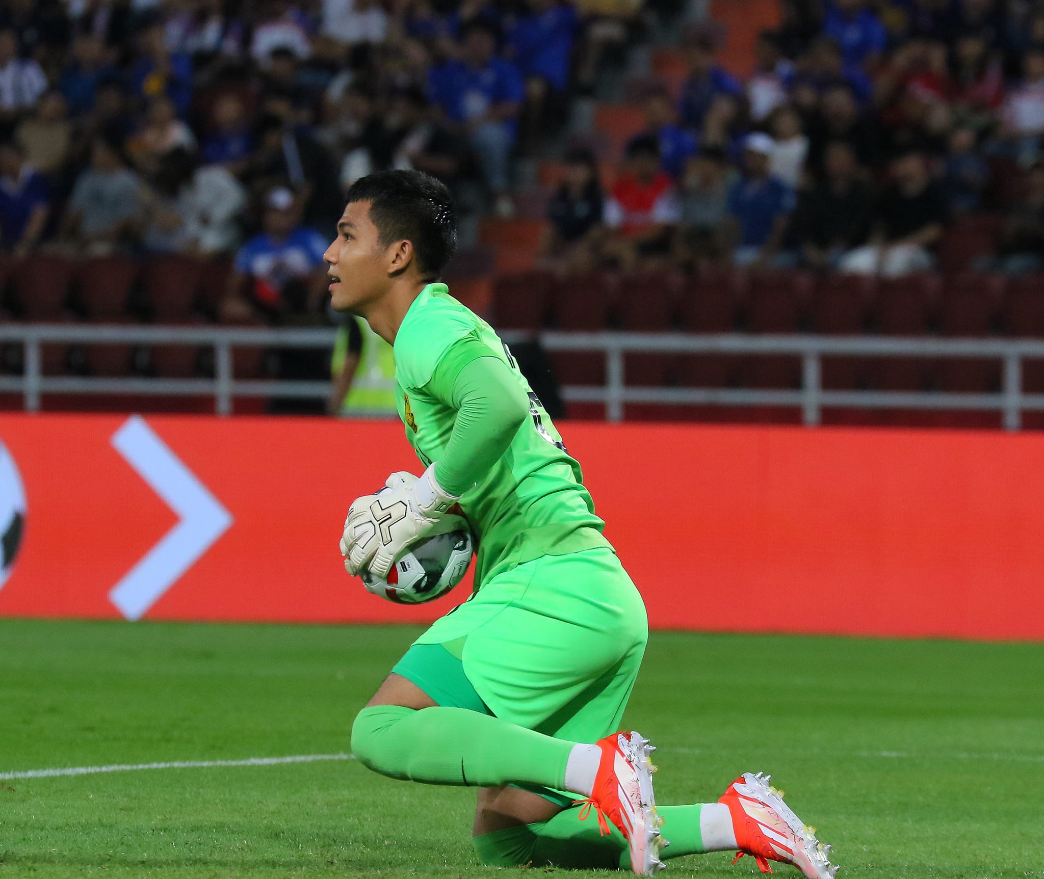 Thủ môn Malaysia hóa Andre Onana, biếu chiến thắng cho Thái Lan