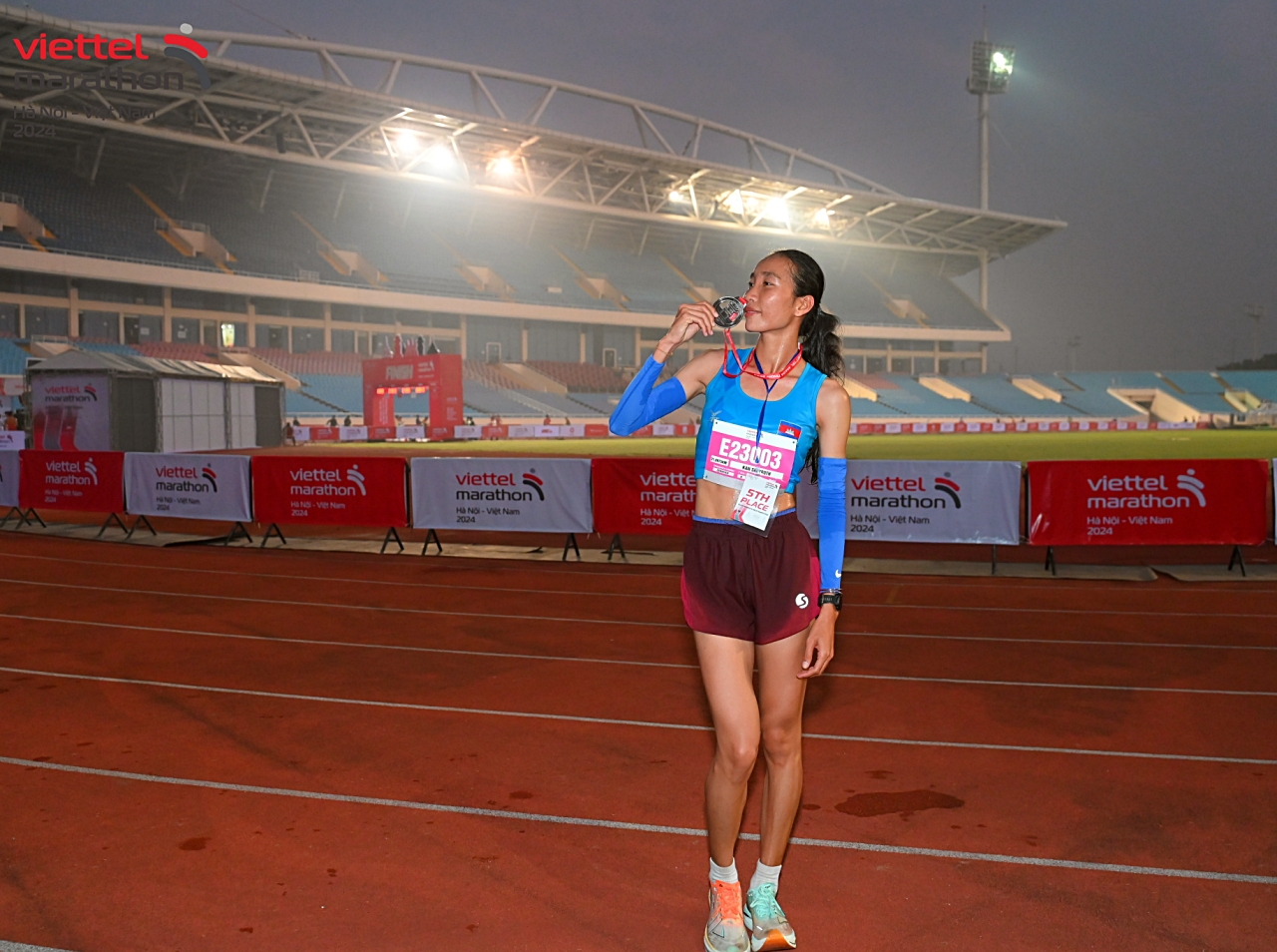"Bông hồng" Kan Sreyroth cùng dàn VĐV elite chủ nhà "oanh tạc" đường chạy Viettel Marathon chặng Angkor Wat