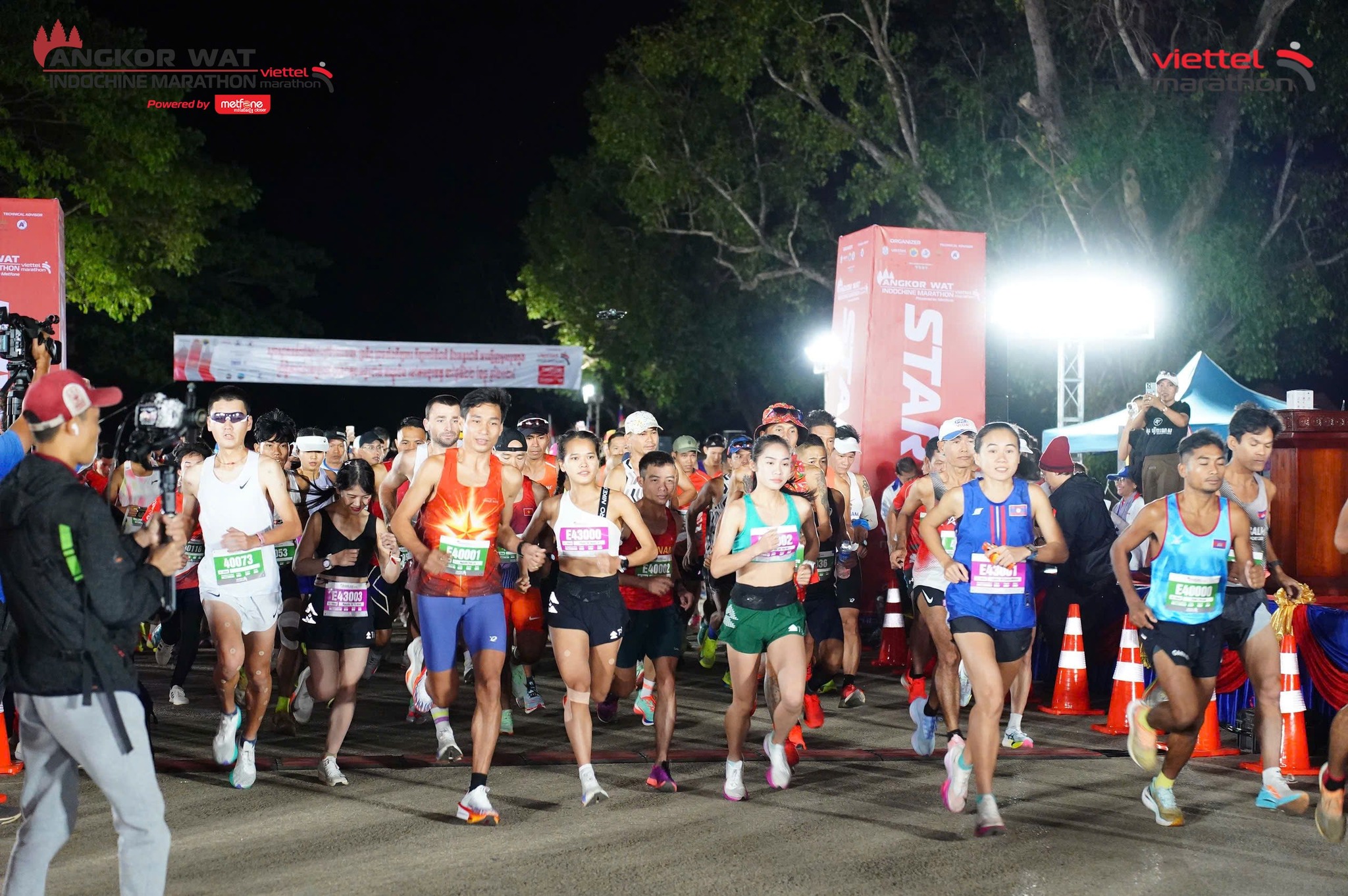 Dàn VĐV elite Đông Dương thăng hoa bùng nổ ở chặng cuối Viettel Marathon Angkor Wat Dàn VĐV elite Đông Dương thăng hoa bùng nổ ở chặng cuối Viettel Marathon Angkor Wat