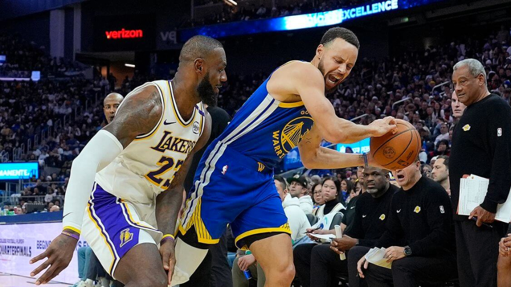 Stephen Curry ném 2 quả 3 điểm siêu khó, Warriors vẫn gục ngã vì game-winner của Austin Reaves
