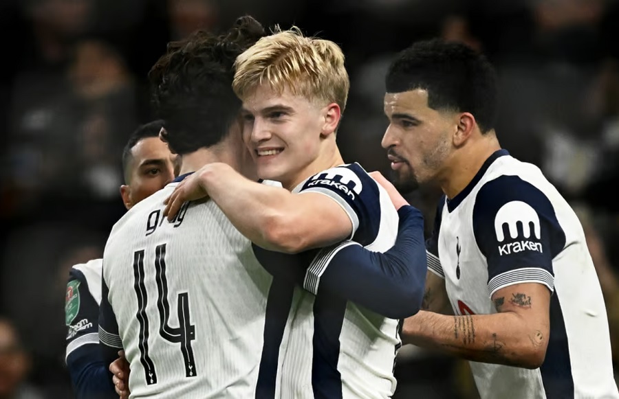 Cầu thủ 18 tuổi của Tottenham lẽ ra nhận thẻ đỏ trước khi ghi bàn vào lưới Liverpool?