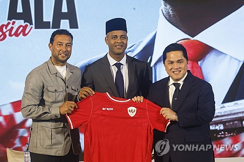 Sốc với mức lương Patrik Kluivert nhận thấp hơn Shin Tae Yong