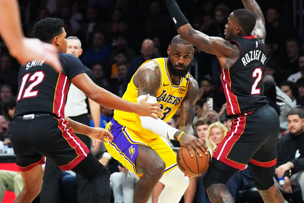 LeBron James &ldquo;mở m&aacute;y&rdquo; cuối giờ, Los Angeles Lakers ngược d&ograve;ng ngoạn mục trước Miami Heat