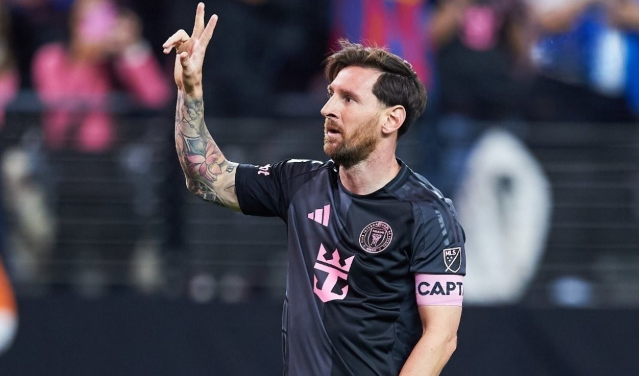 Cử chỉ đáp trả đầy thách thức của Messi với CĐV America